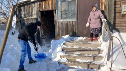 24 февраля 2026 года специалистами ветеринарной станции Жамбылского района оказана помощь одиноко проживающей жительнице района в очистке придомового участка от снега.